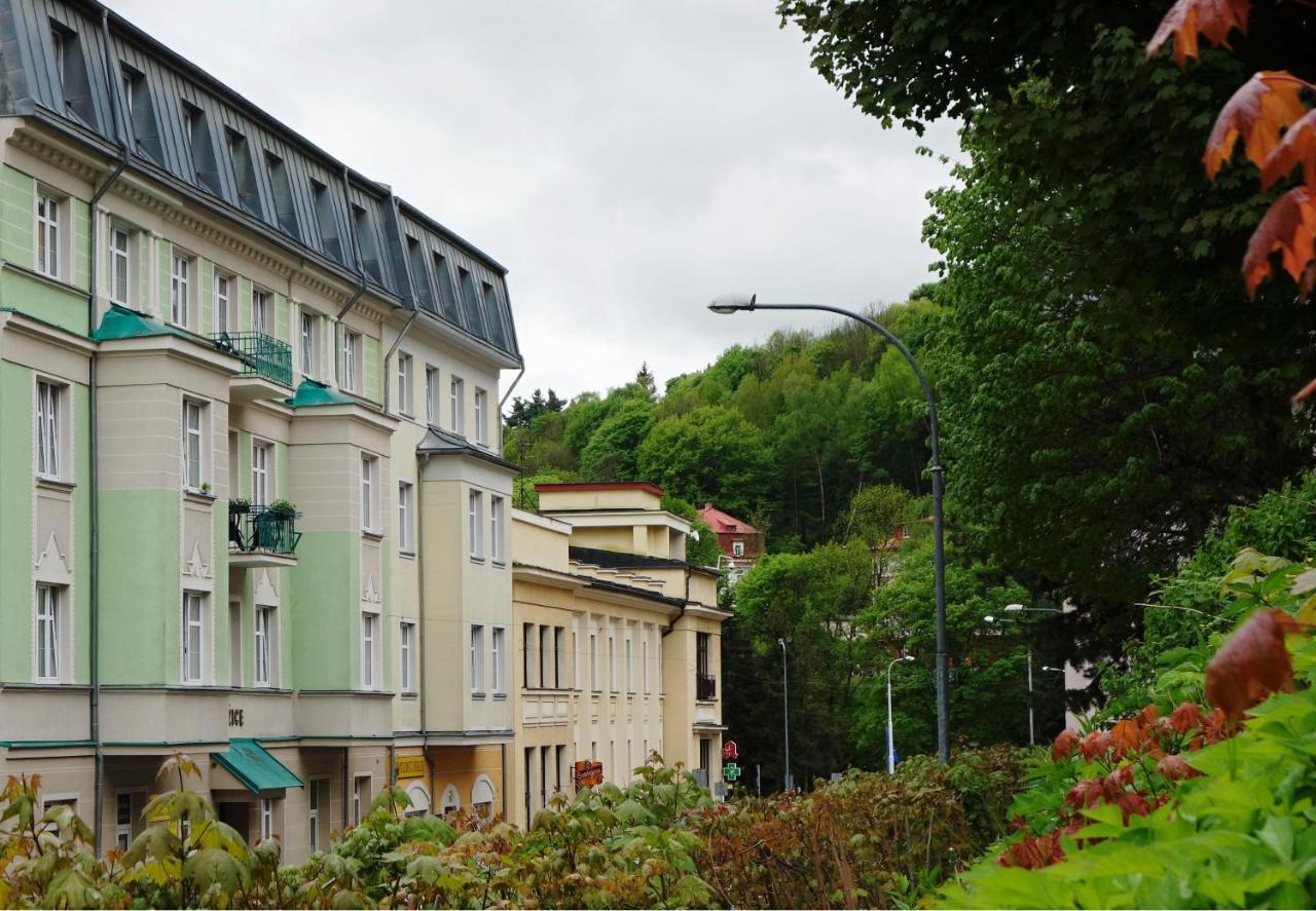 Hotel Luzice ヤーヒモフ エクステリア 写真