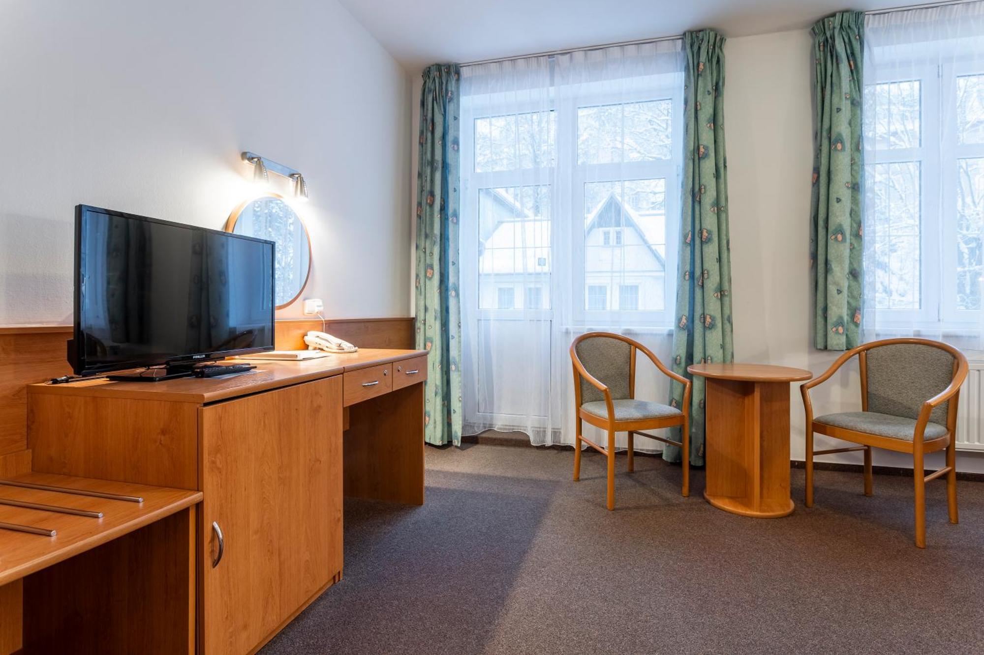 Hotel Luzice ヤーヒモフ エクステリア 写真