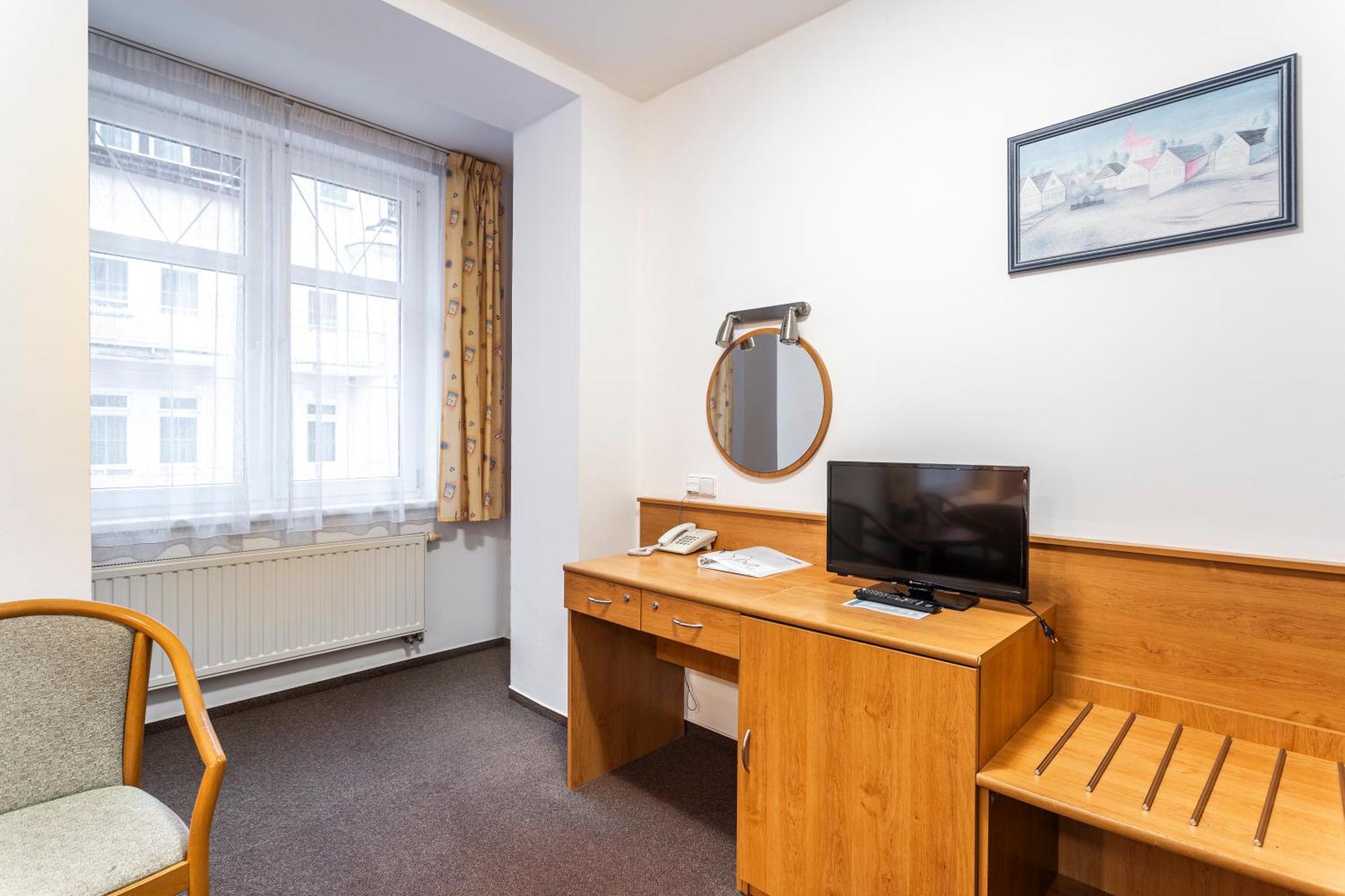 Hotel Luzice ヤーヒモフ エクステリア 写真