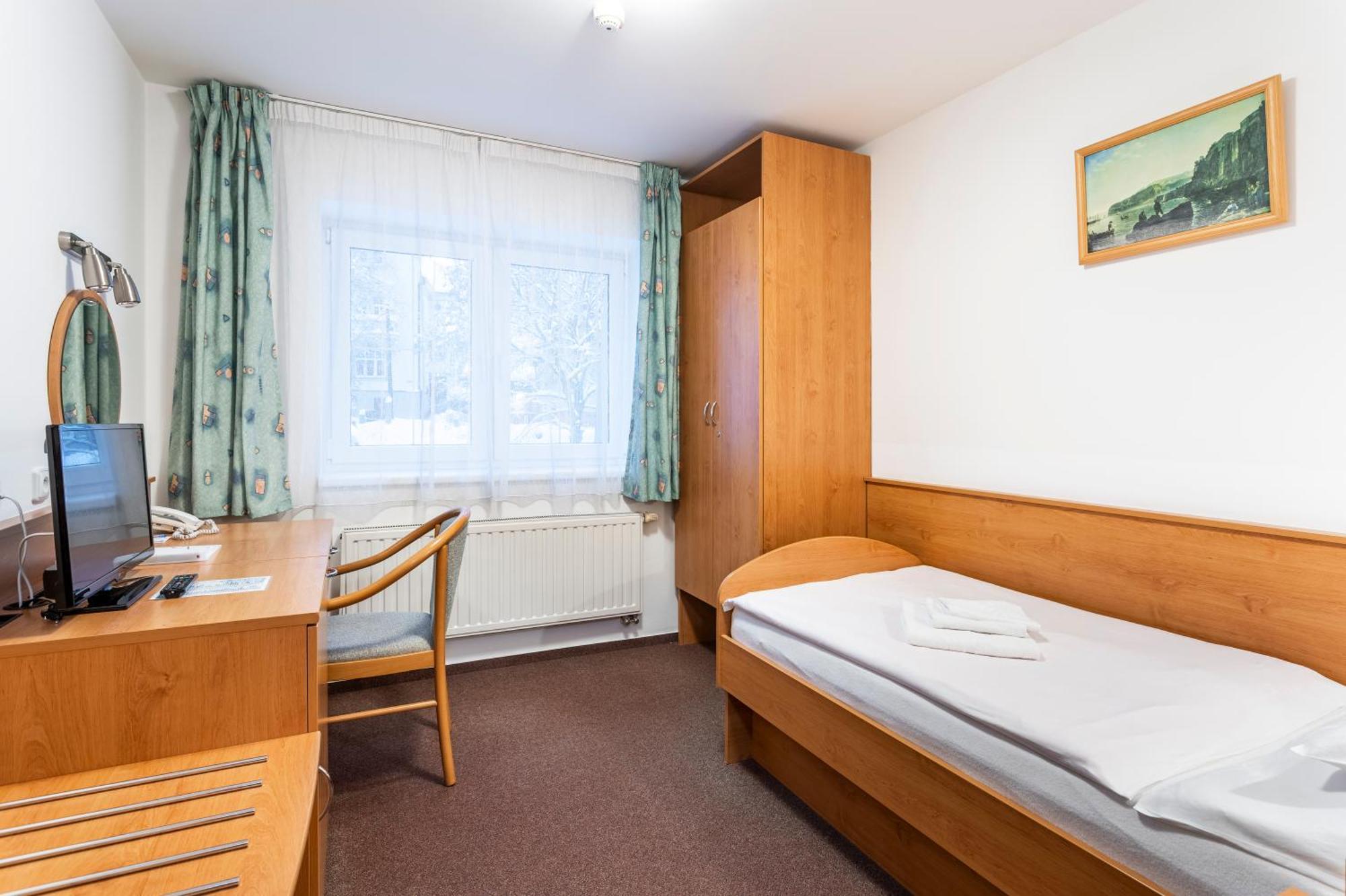 Hotel Luzice ヤーヒモフ エクステリア 写真