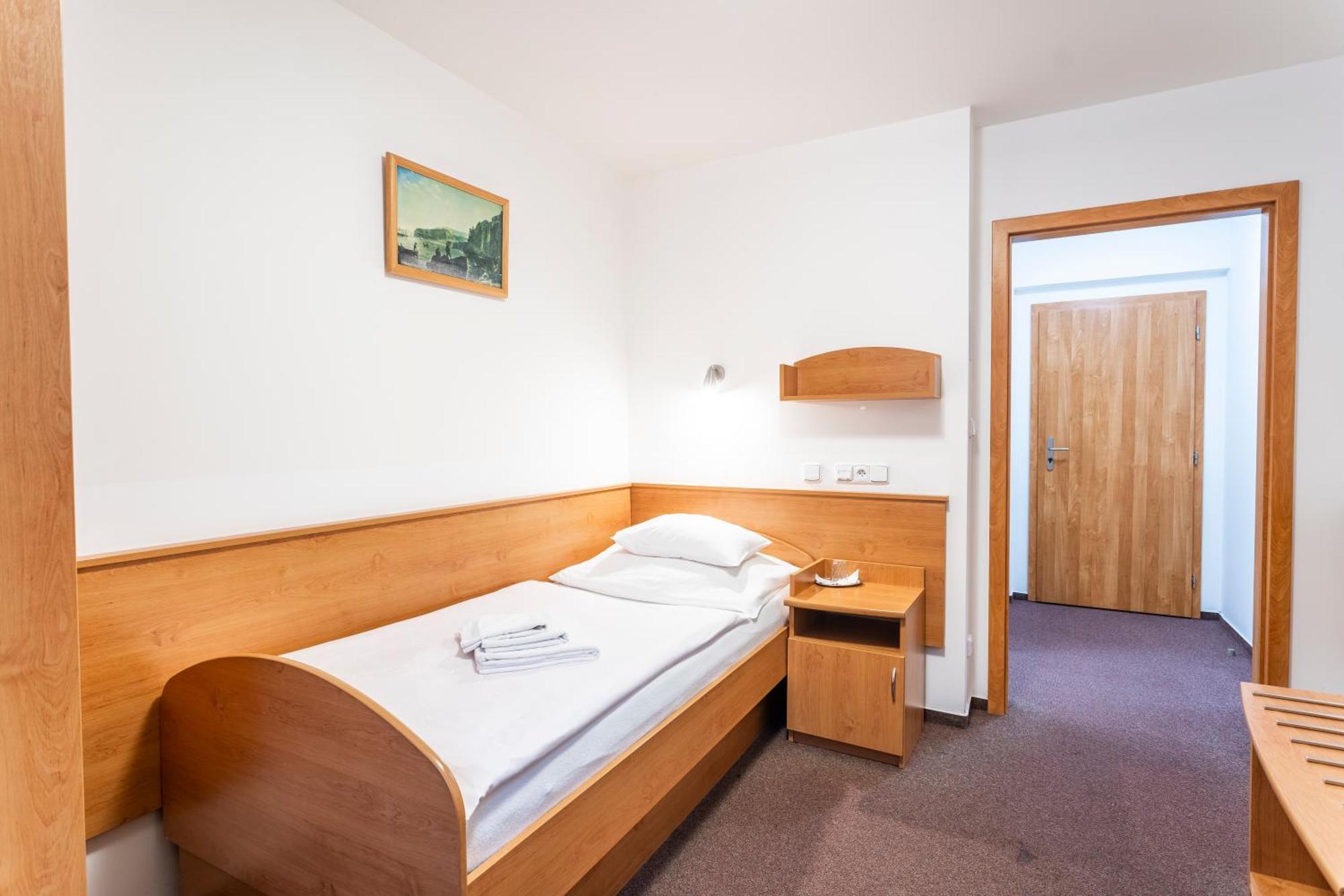 Hotel Luzice ヤーヒモフ エクステリア 写真