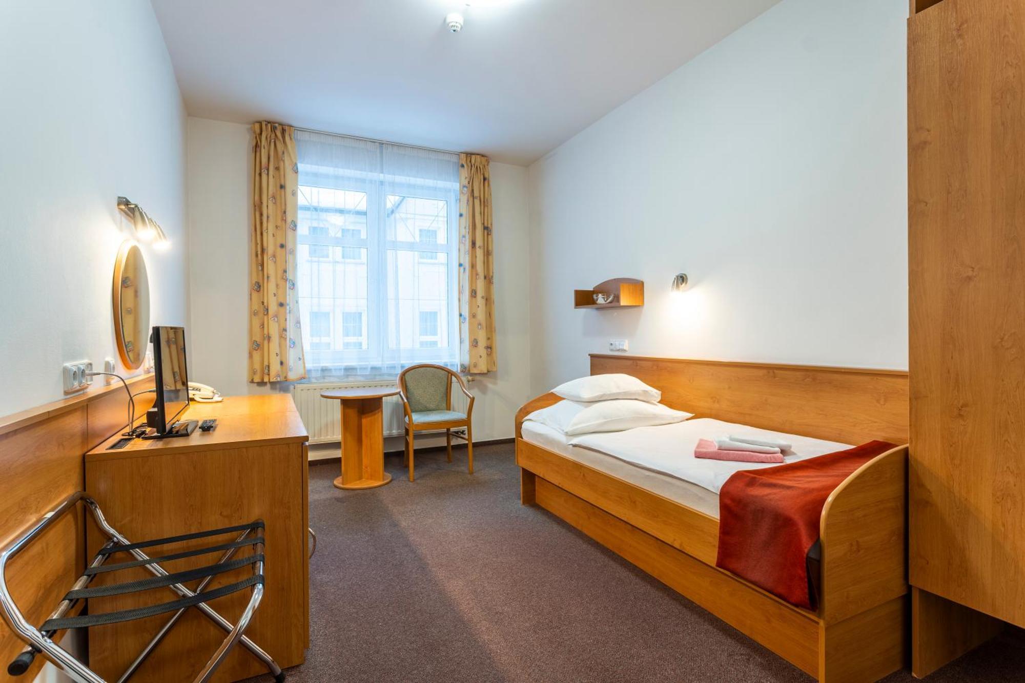 Hotel Luzice ヤーヒモフ エクステリア 写真