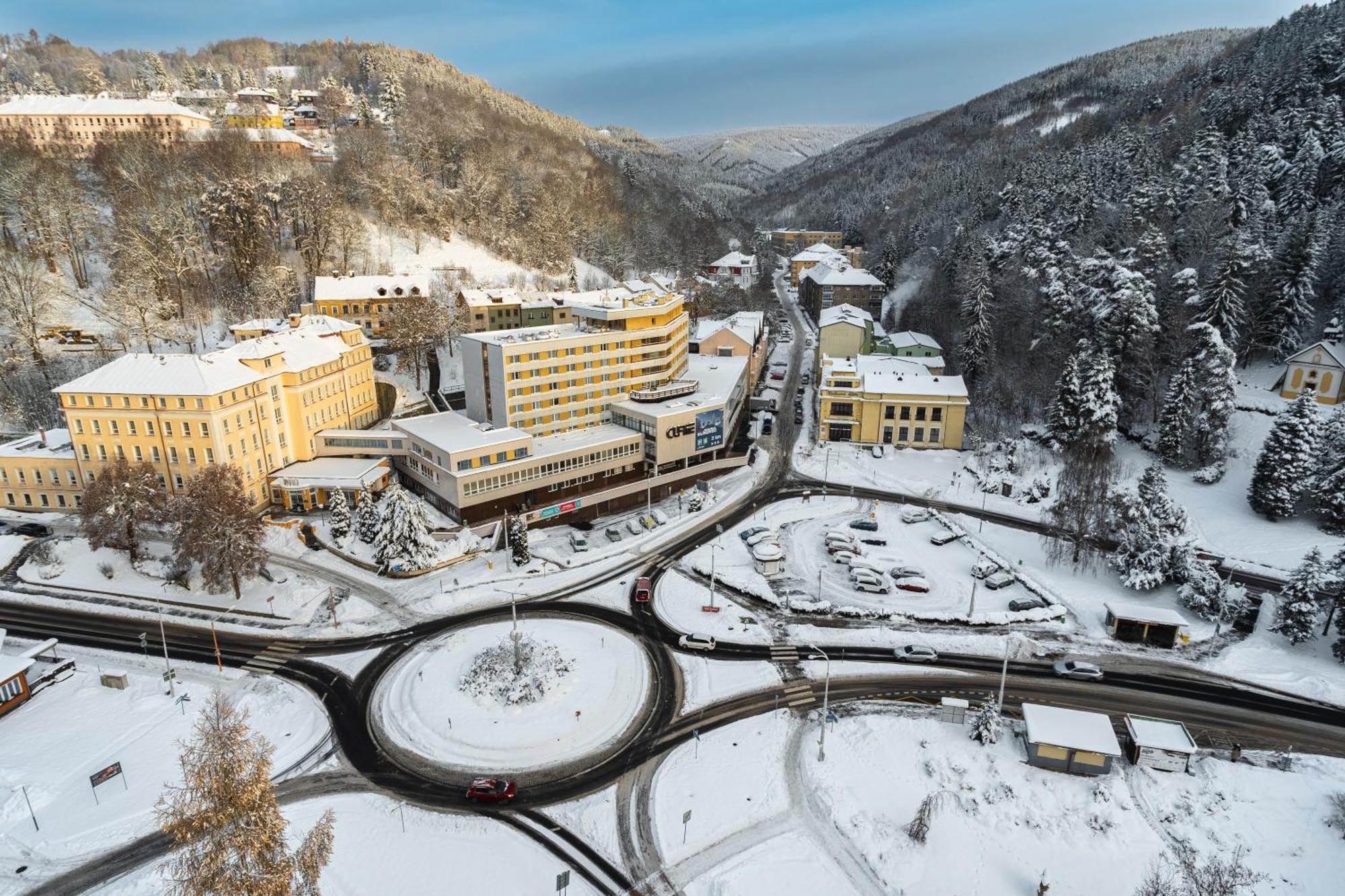 Hotel Luzice ヤーヒモフ エクステリア 写真