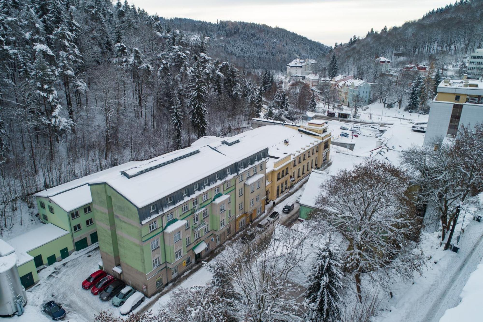 Hotel Luzice ヤーヒモフ エクステリア 写真
