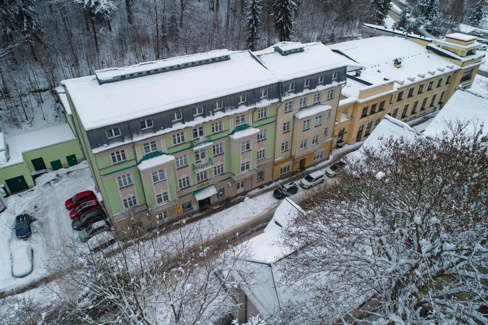 Hotel Luzice ヤーヒモフ エクステリア 写真